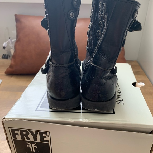 Small Frye girls'  Jenna Disc Short Boots, Black - Picture 2 of 4